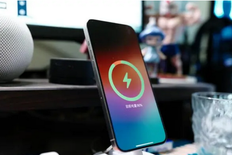 澄迈苹果15换屏服务分享用什么充电器给iPhone15充电更好 